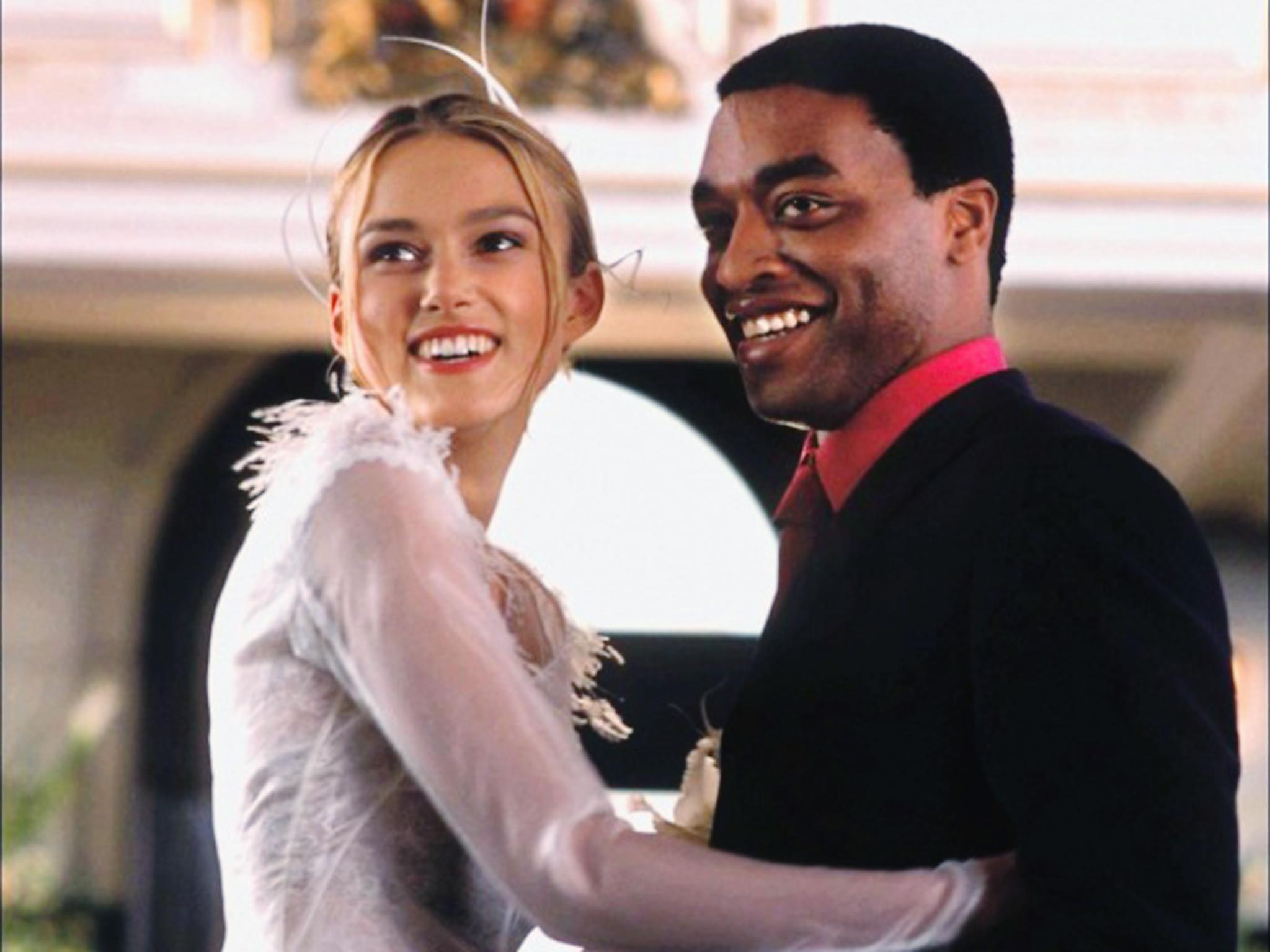 Juliet (Keira Knightley) y Peter (Chiwetel Ejiofor) en su boda en ‘Love Actually’