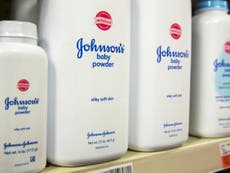 Johnson & Johnson enfrenta demanda por productos de talco contaminados con asbesto