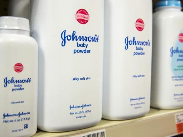 <p>Hombre demanda a Johnson &amp; Johnson por 25 millones y alega que su esposa murió por usar sus productos de talco</p>