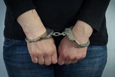 Acusan de asesinato a mujer cuyo hijo de 10 años fue encontrado muerto en una maleta