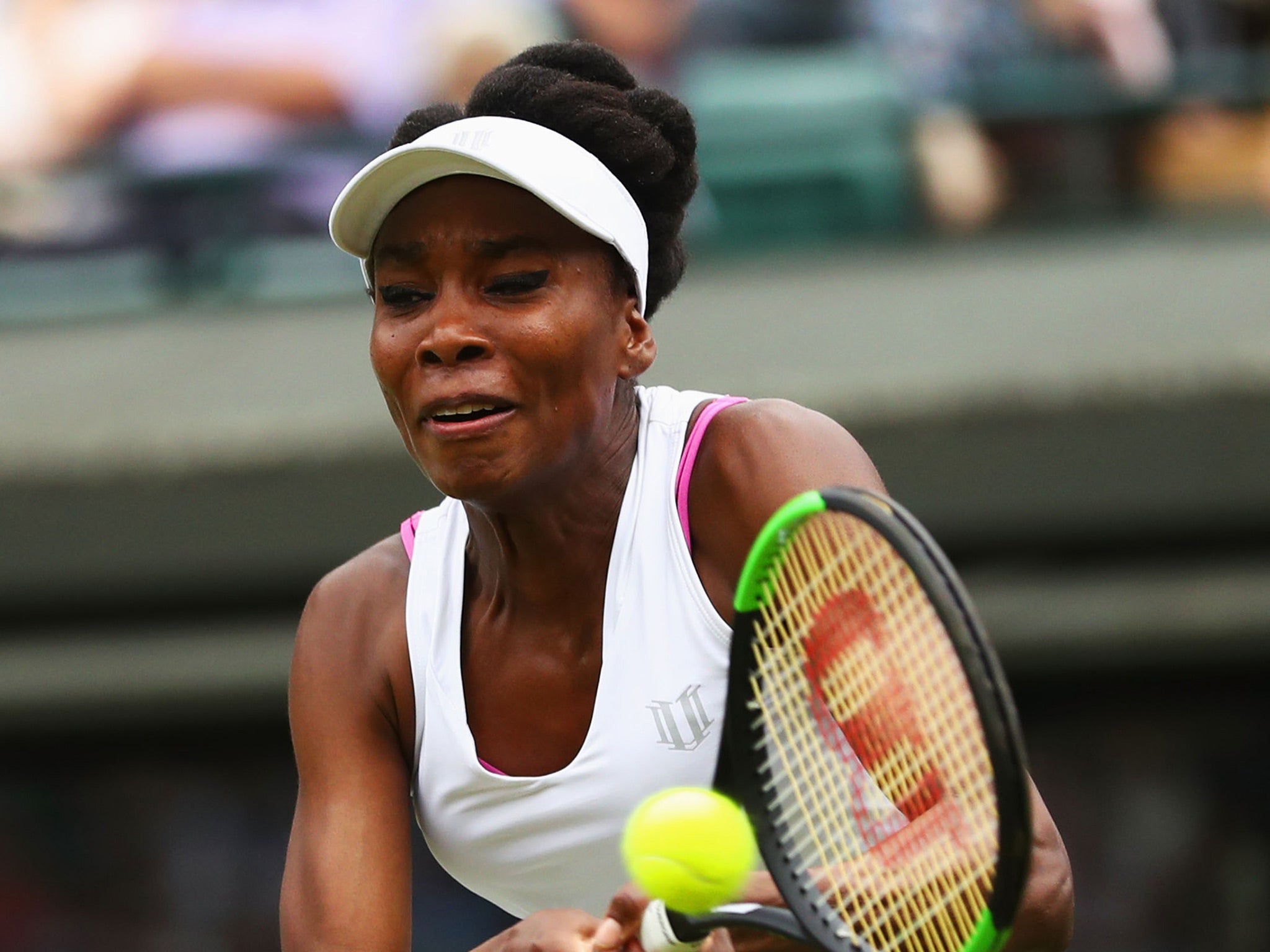 Venus Williams tuvo que cambiarse durante un partido porque se le veían los tirantes de un sujetador rosa brillante