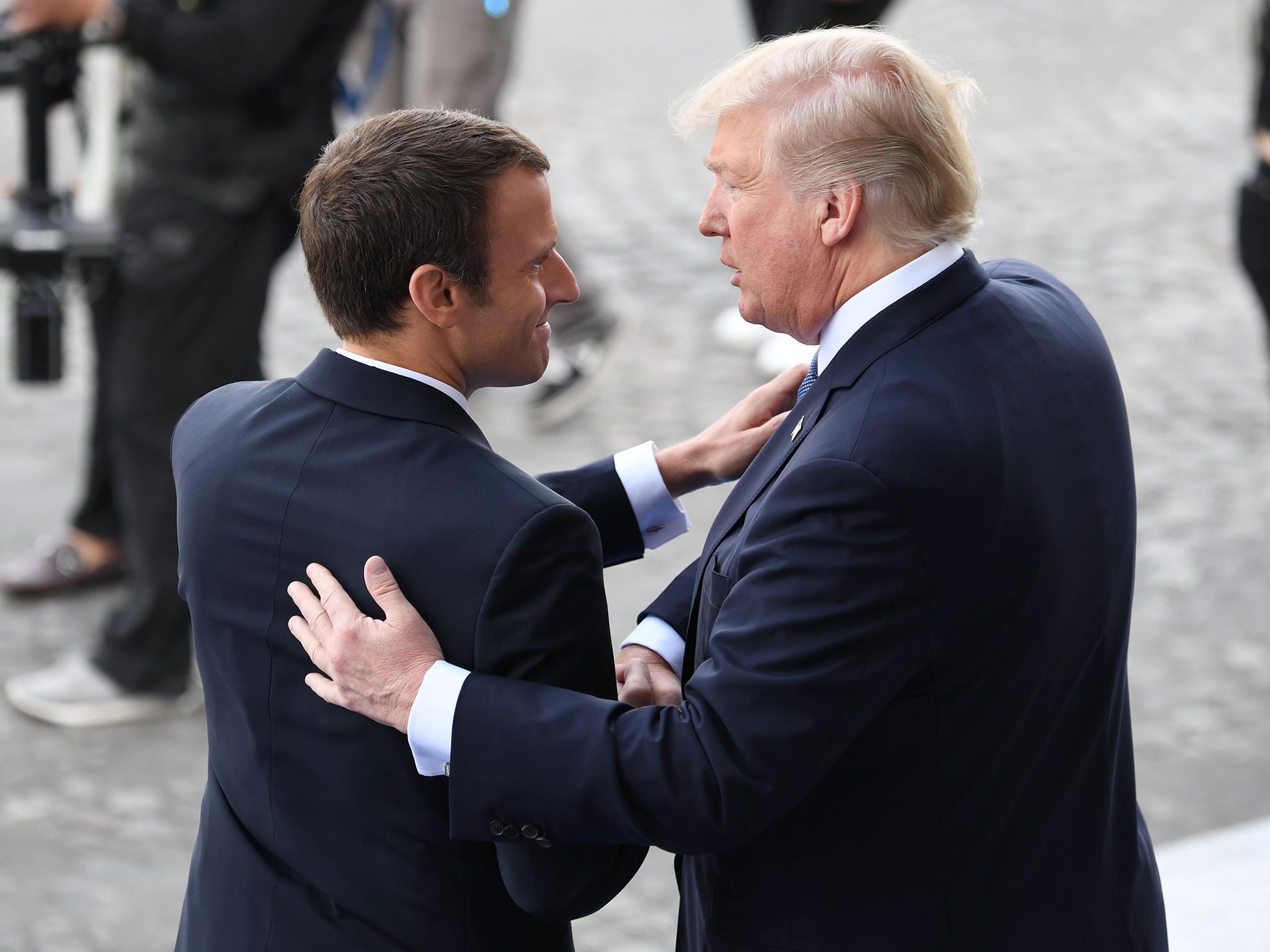 Trump y Macron se dieron una vez la mano durante casi 30 segundos mientras asistían a un acto en Francia