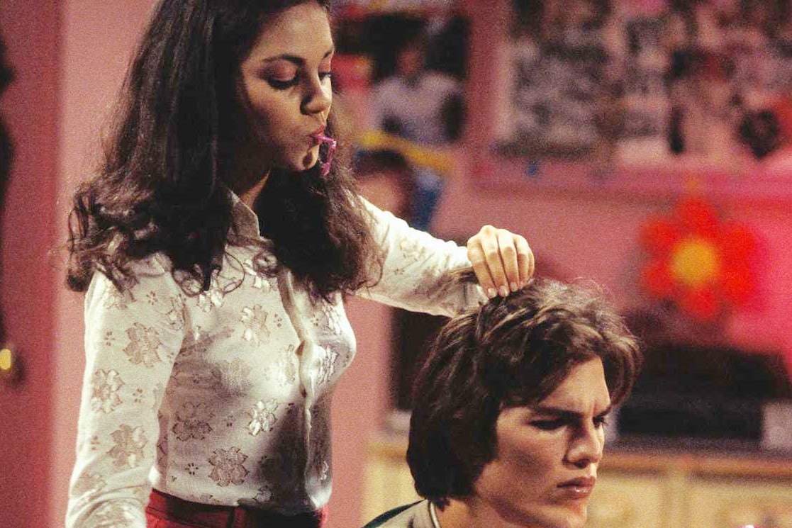 Mila Kunis y Ashton Kutcher se conocieron en el plató de ‘El Show de los 70’. La pareja tiene ahora una hija de 11 años, Wyatt, y un hijo de 9, Dimitri