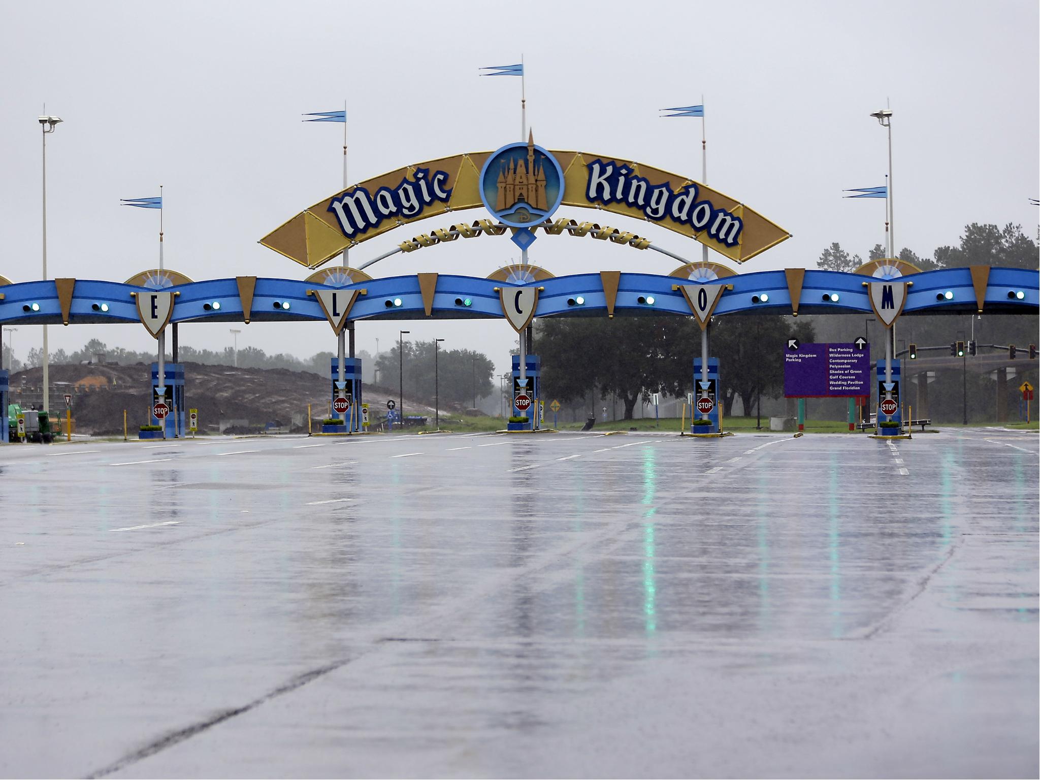 La entrada al Magic Kingdom en Disney World está vacía ya que el parque temático se cerró debido al huracán Irma el 10 de septiembre de 2017.