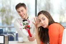 Por qué te apartas cuando alguien muestra demasiado interés