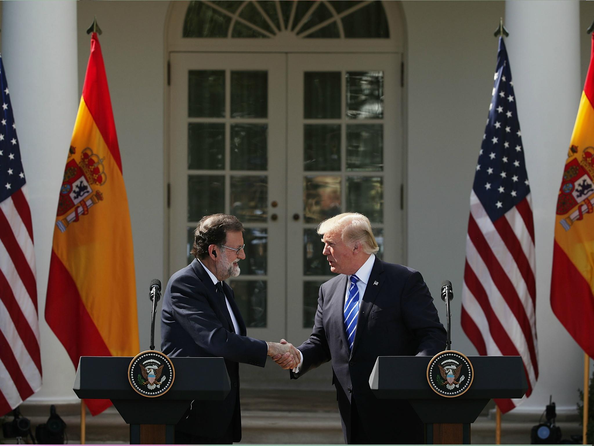 Donald Trump y el primer ministro español, Mariano Rajoy, se dan la mano durante una rueda de prensa conjunta en la Casa Blanca en 2017