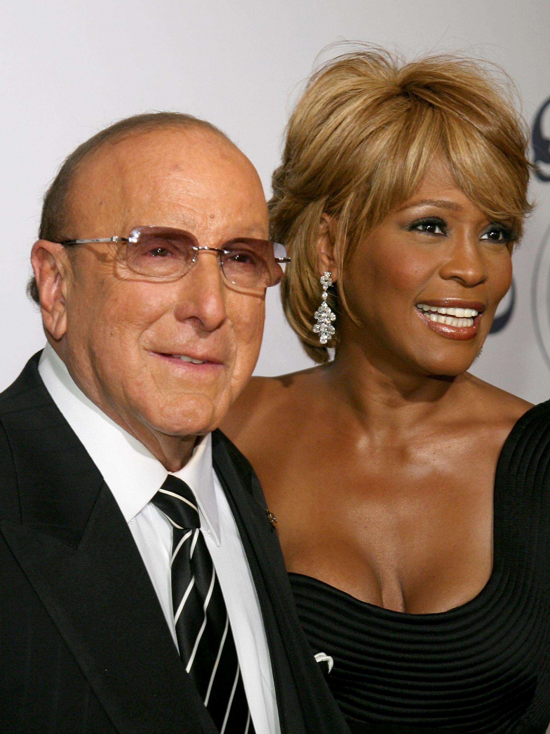 Clive Davis y la cantante Whitney Houston durante un evento en Beverly Hills, en octubre de 2006