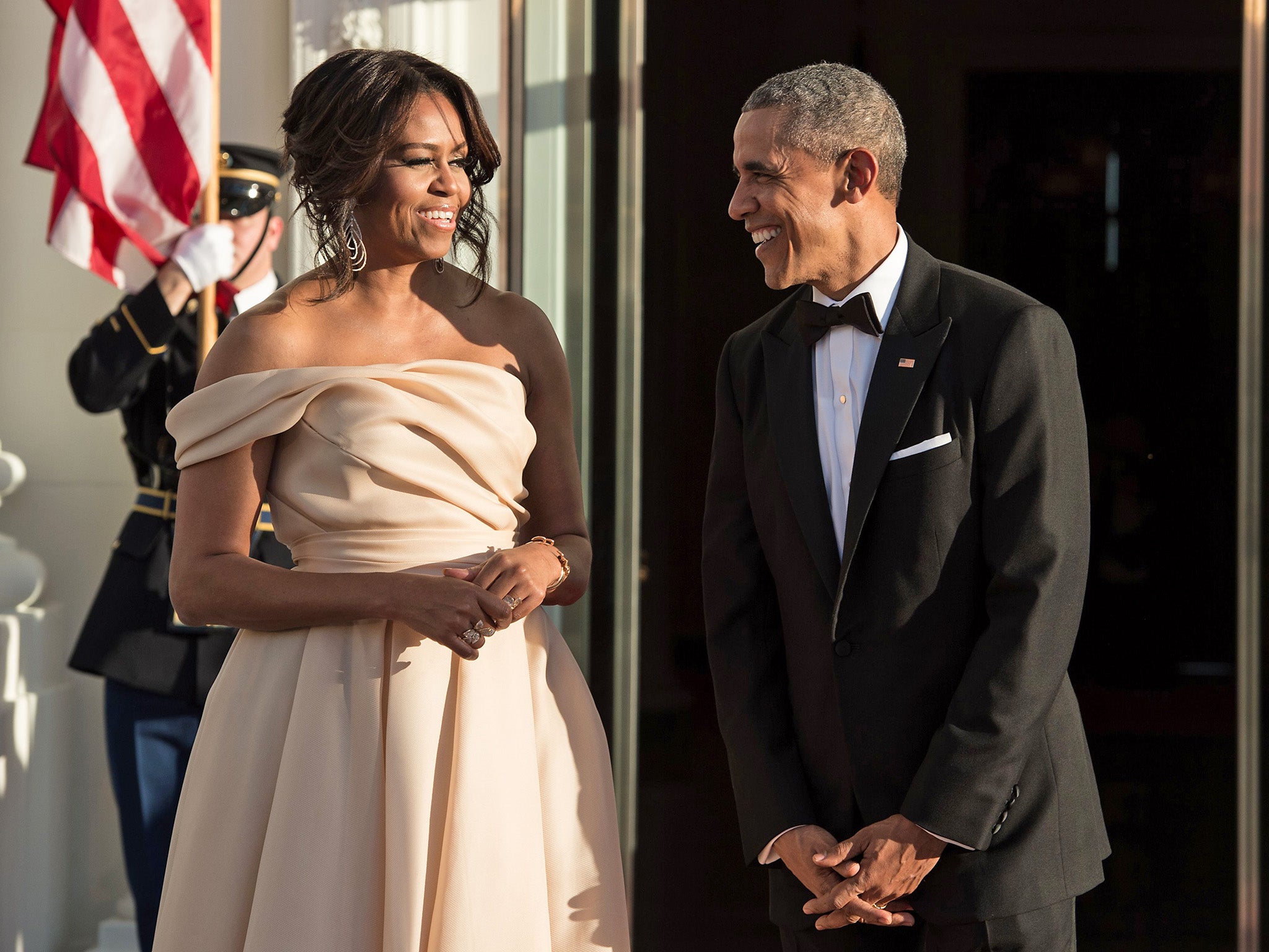 Michelle y Barack Obama esperan a los líderes de cinco países nórdicos que asistieron a la cena de Estado de 2016