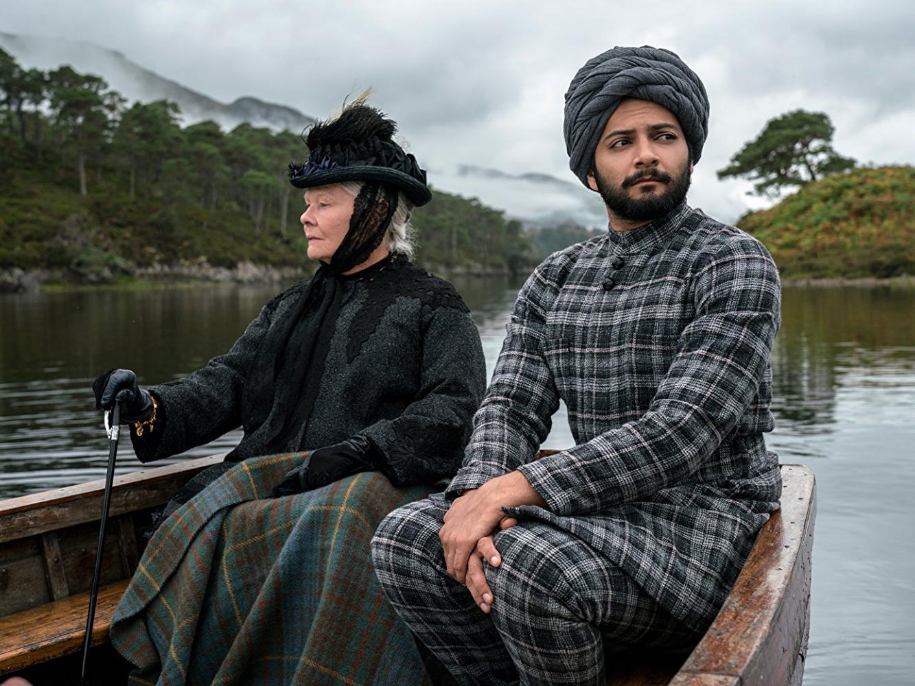 Judi Dench con Ali Fazal en 'Victoria y Abdul'