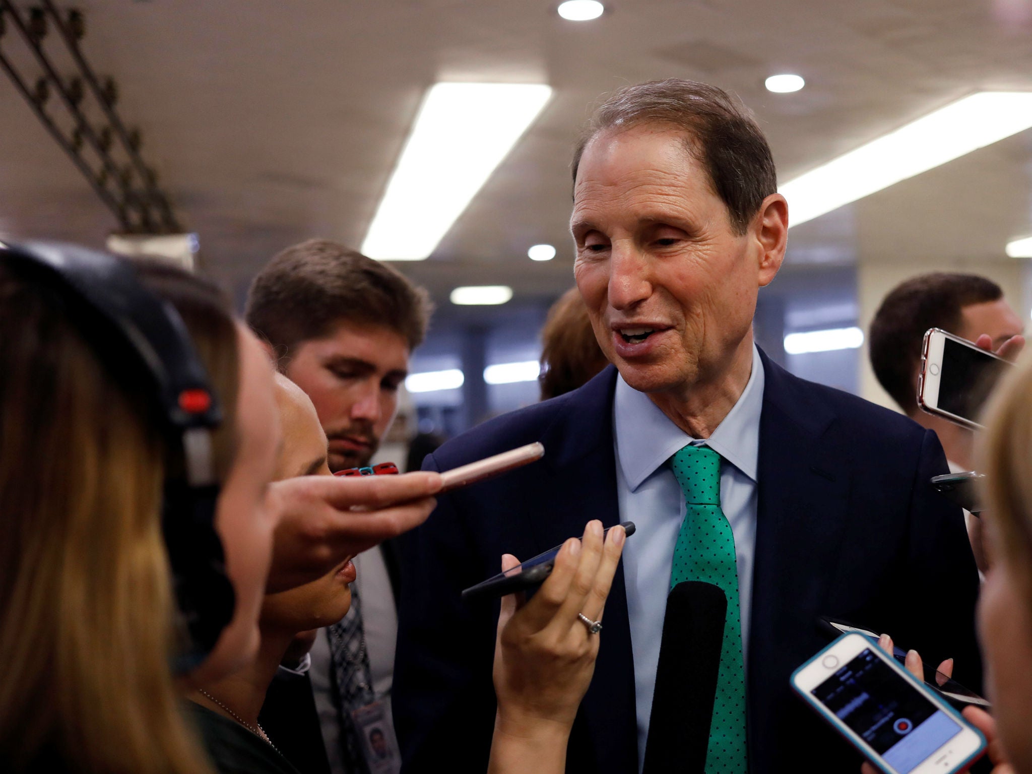 Ron Wyden: Senador de impuestos multimillonarios critica oferta de Elon Musk de vender 10% de acciones de Tesla como truco para Twitter