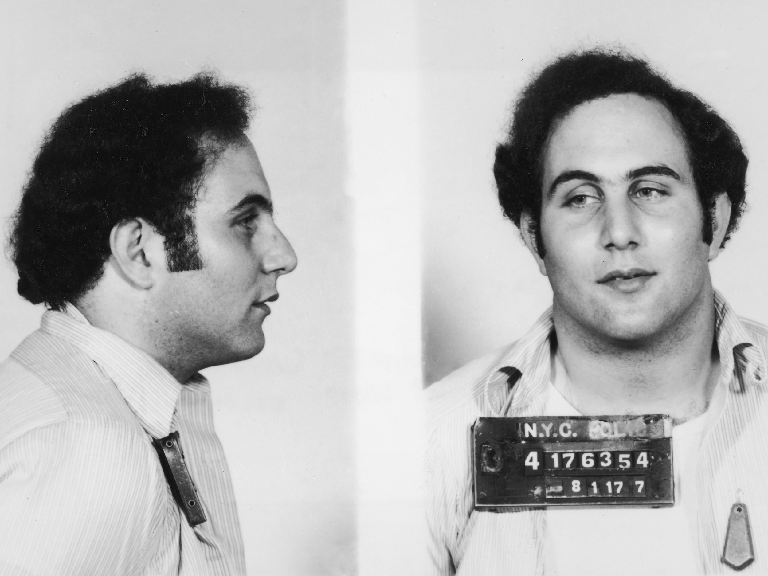 El asesino conocido como “el Hijo de Sam”, David Berkowitz, escribió mensajes dirigidos a los detectives en los cuerpos de sus víctimas, burlándose de la policía y de los medios de comunicación