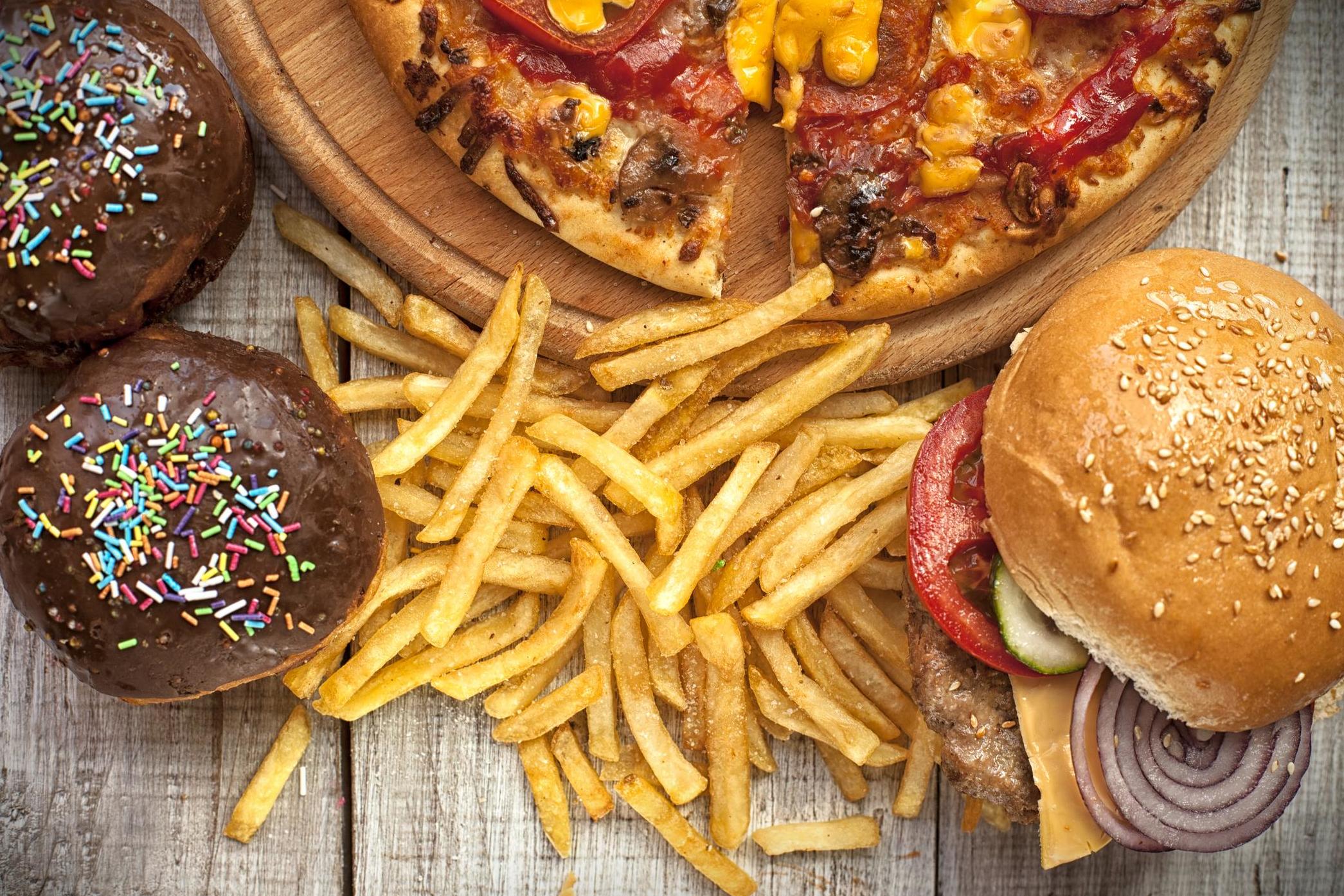 Hamburguesas, papas fritas y donas