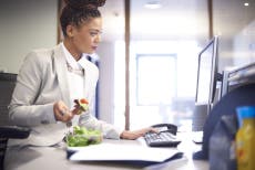 ¿Cuántas veces a la semana los trabajadores se olvidan de almorzar?