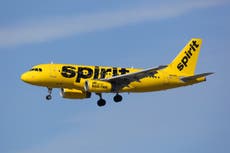Mujer golpeó a pasajera durante vuelo porque niños pateaban su asiento