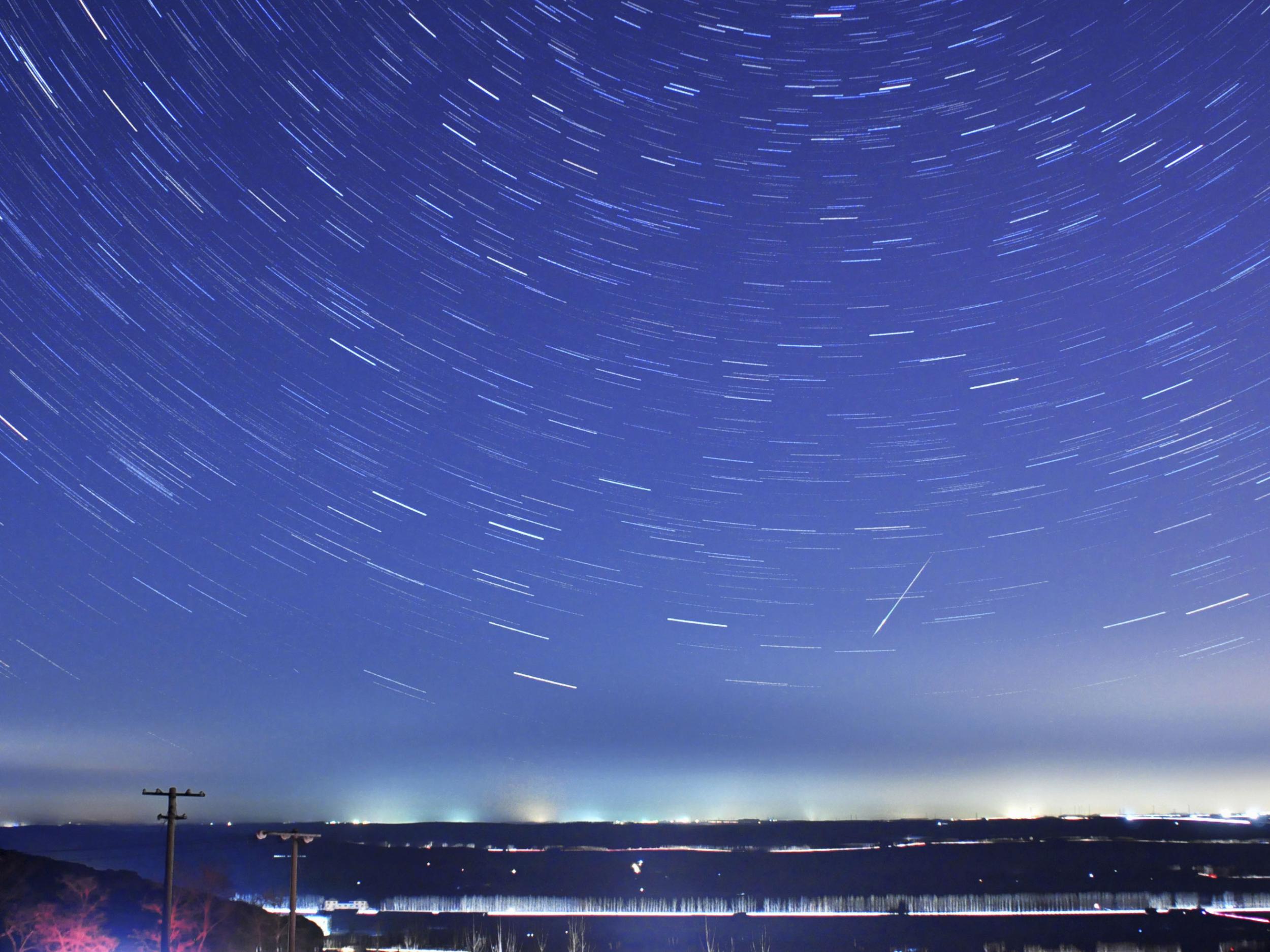 Una estrella fugaz cruza el cielo estrellado durante la lluvia anual de meteoros Cuadrántidas en Qingdao, provincia de Shandong, el 4 de enero