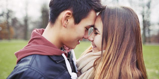 <p>Primer plano de una pareja adolescente enamorada compartiendo un momento especial  </p>