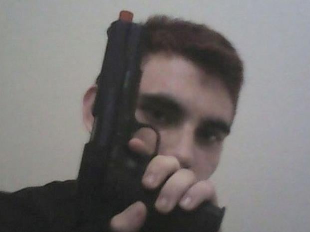 Nikolas Cruz posaba con armas y publicaba sobre tiroteos en escuelas antes del ataque