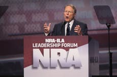 NRA acusa a sus propios ejecutivos de usar fondos para enriquecerse 