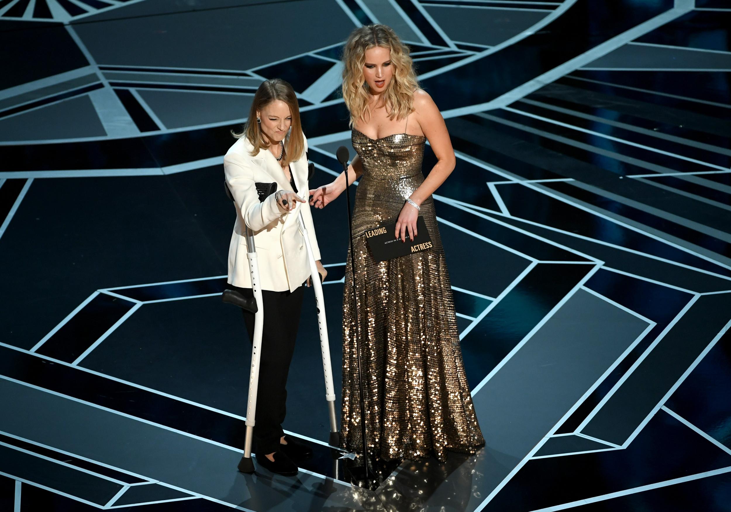 Jodie Foster y Jennifer Lawrence presentan el premio a la Mejor Actriz en lugar de Casey Affleck durante la ceremonia de 2018