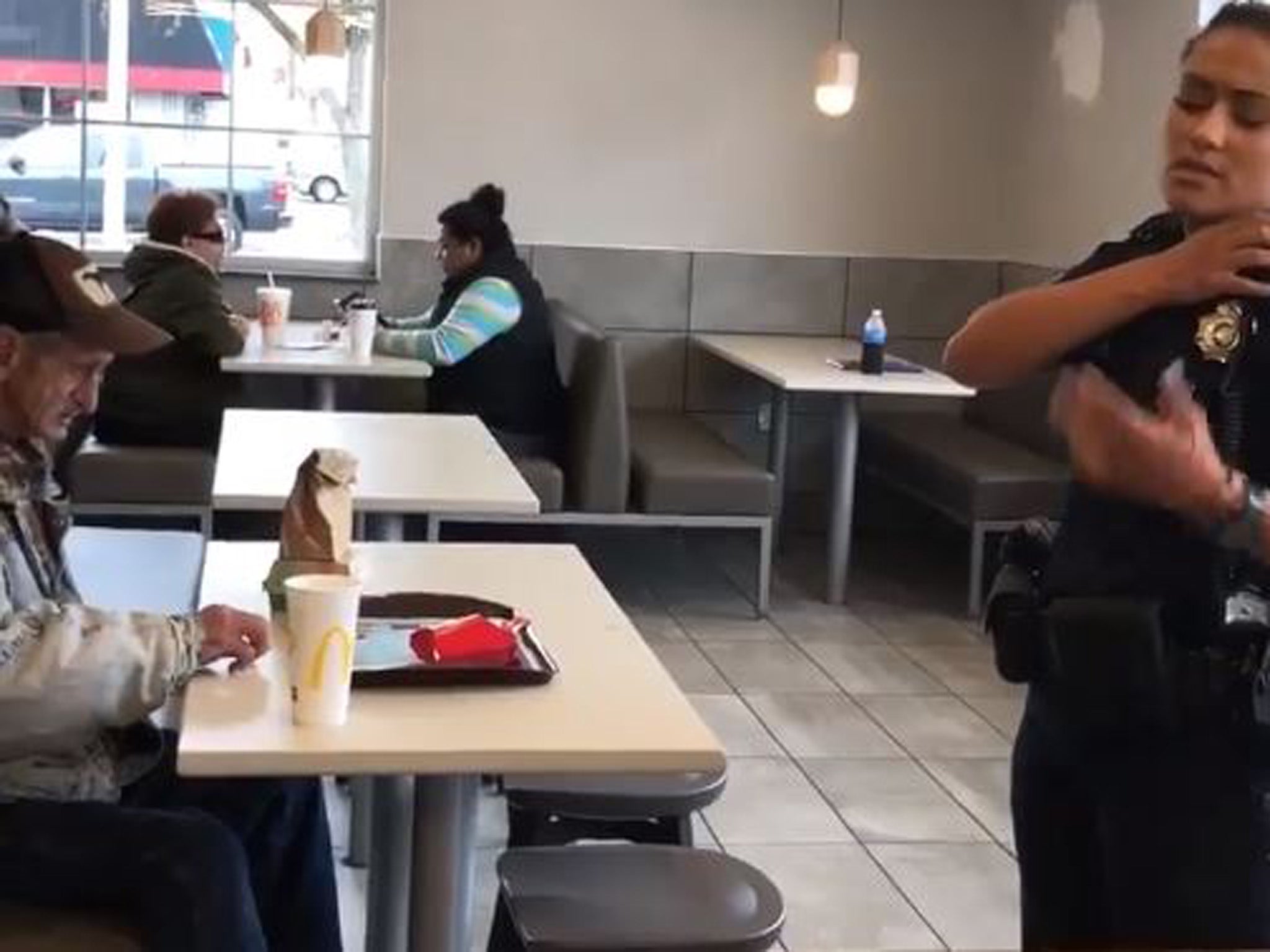 Oficial de policía le pide a vagabundo que se vaya de McDonald's