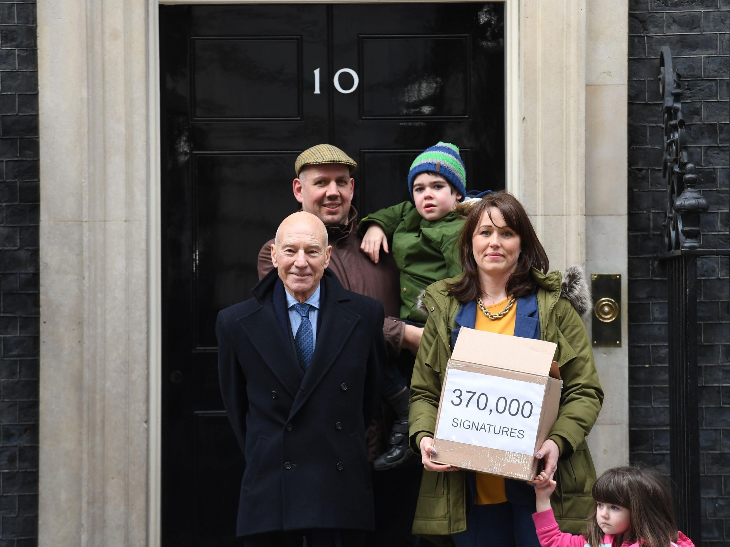 Alfie Dingley de seis años, sus padres Drew Dingley y Hannah Deacon y el actor Sir Patrick Stewart (izquierda) caminan por Whitehall en Londres antes de entregar una petición al número 10 de Downing Street pidiendo que Alfie reciba cannabis medicinal para tratar su epilepsia. .