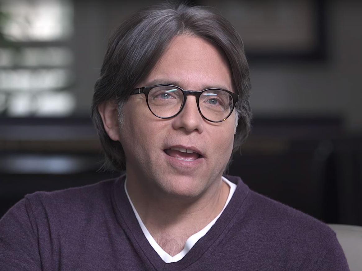 El líder de la secta sexual Nxivm, Keither Raniere, condenado a 120 años de cárcel por asociación ilícita y tráfico sexual de mujeres del grupo