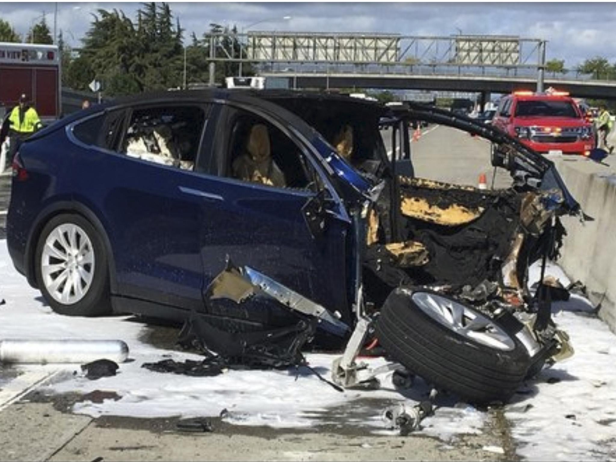 Un vehículo de Tesla que se incendió tras un accidente en EE.UU. en 2018
