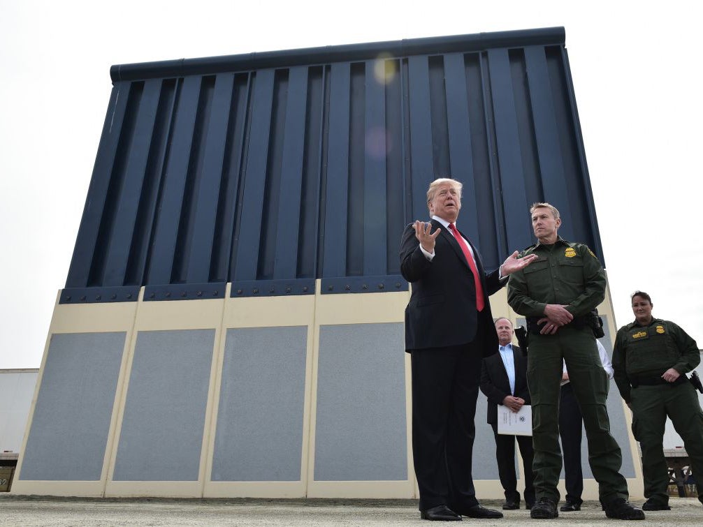 Donald Trump inspeccionando el muro fronterizo en la frontera con México en 2018
