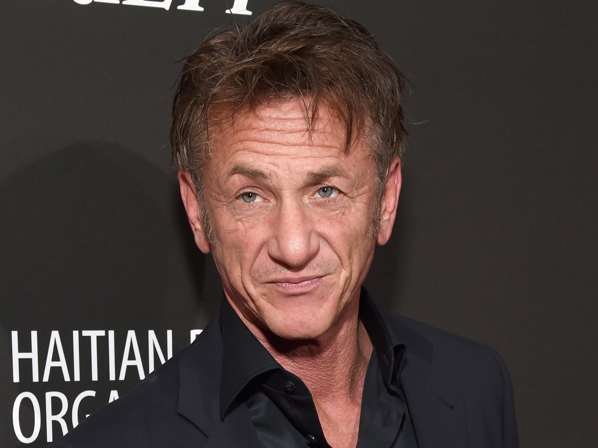 Sean Penn dice que los hombres “han cambiado los jeans por las faldas” debido a “genes cobardes”