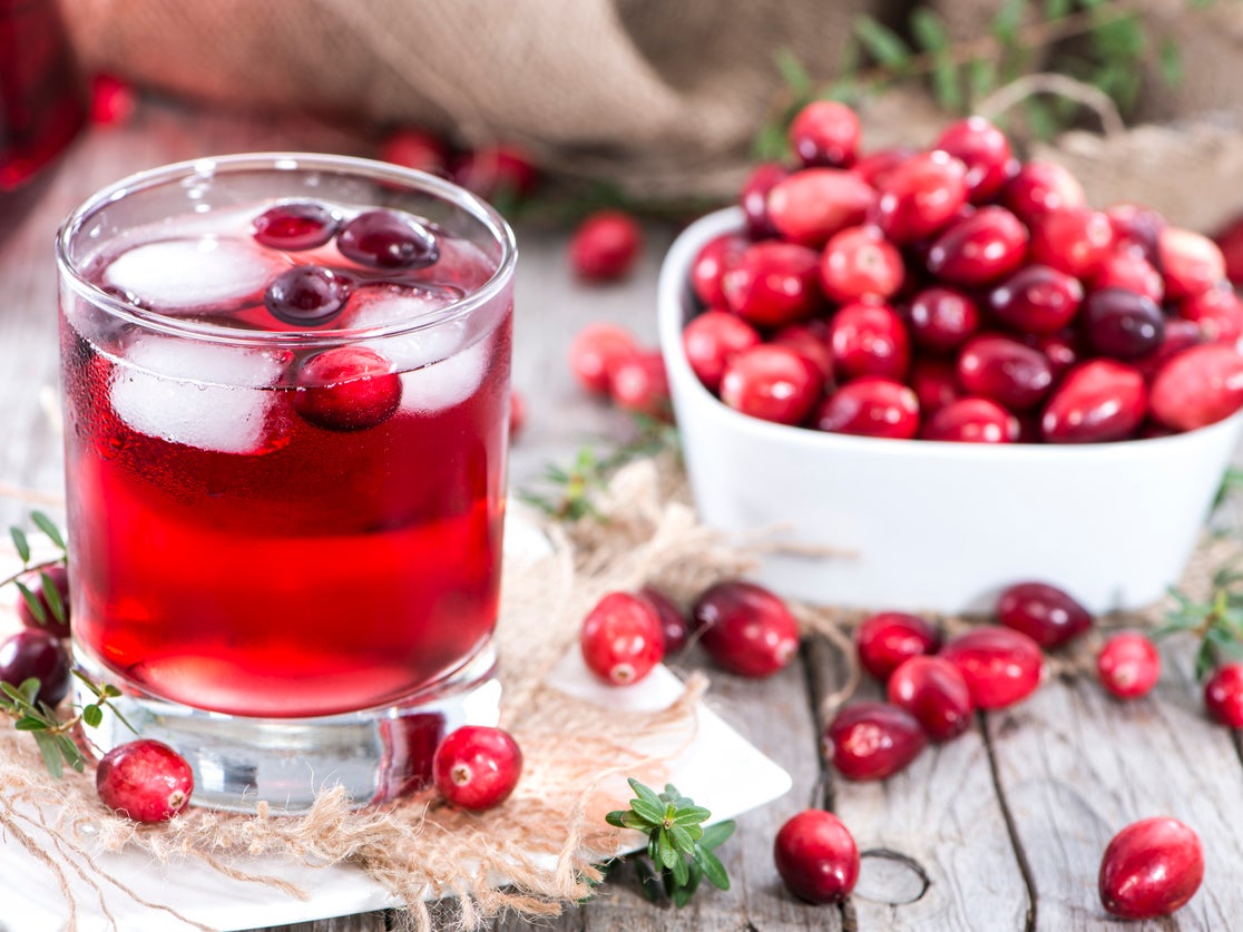 El jugo de arándanos rojos podría ayudar a combatir bacterias resistentes en infecciones urinarias