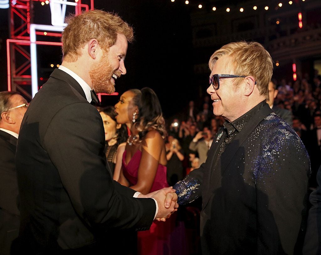 El príncipe Harry y Elton están entre las celebridades que demandan al medio
