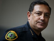 'Di no a tus hijos': el jefe de policía de Houston golpea a Ted Cruz