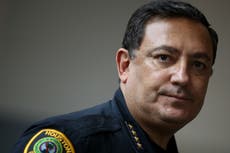 'Di no a tus hijos': el jefe de policía de Houston golpea a Ted Cruz