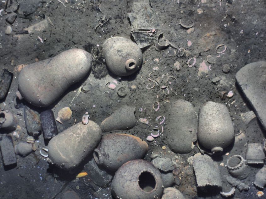 Jarras de cerámica y otros objetos encontrados en el barco de 300 años de antigüedad, en el fondo del mar Caribe, frente a las costas de Colombia
