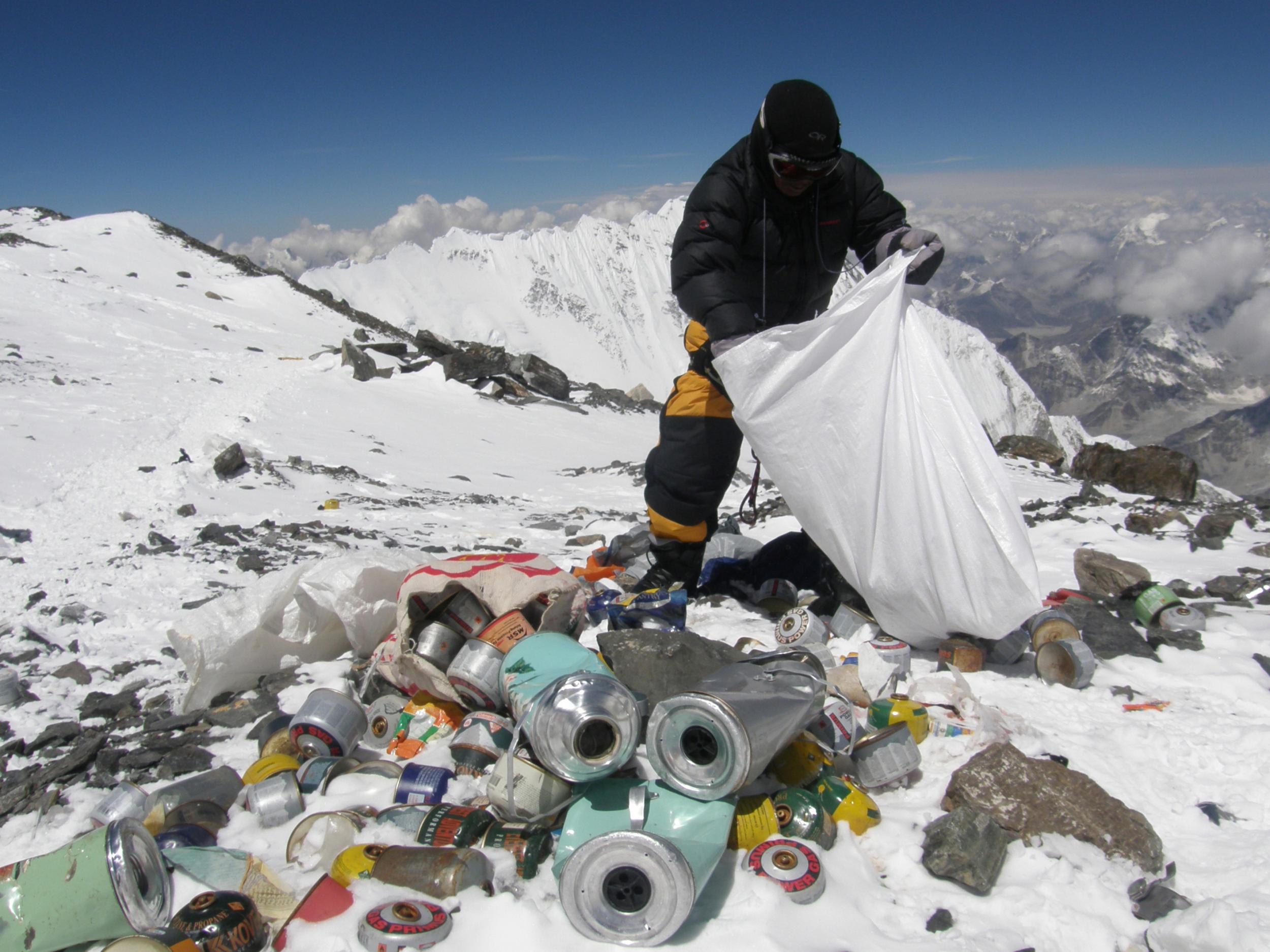 El monte Éverest es considerado, hace varios años, el “basurero más alto del mundo”