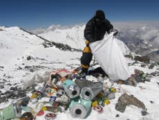 Nepal abrirá una galería que exhibirá obras de arte hechas con basura abandonada en el monte Everest