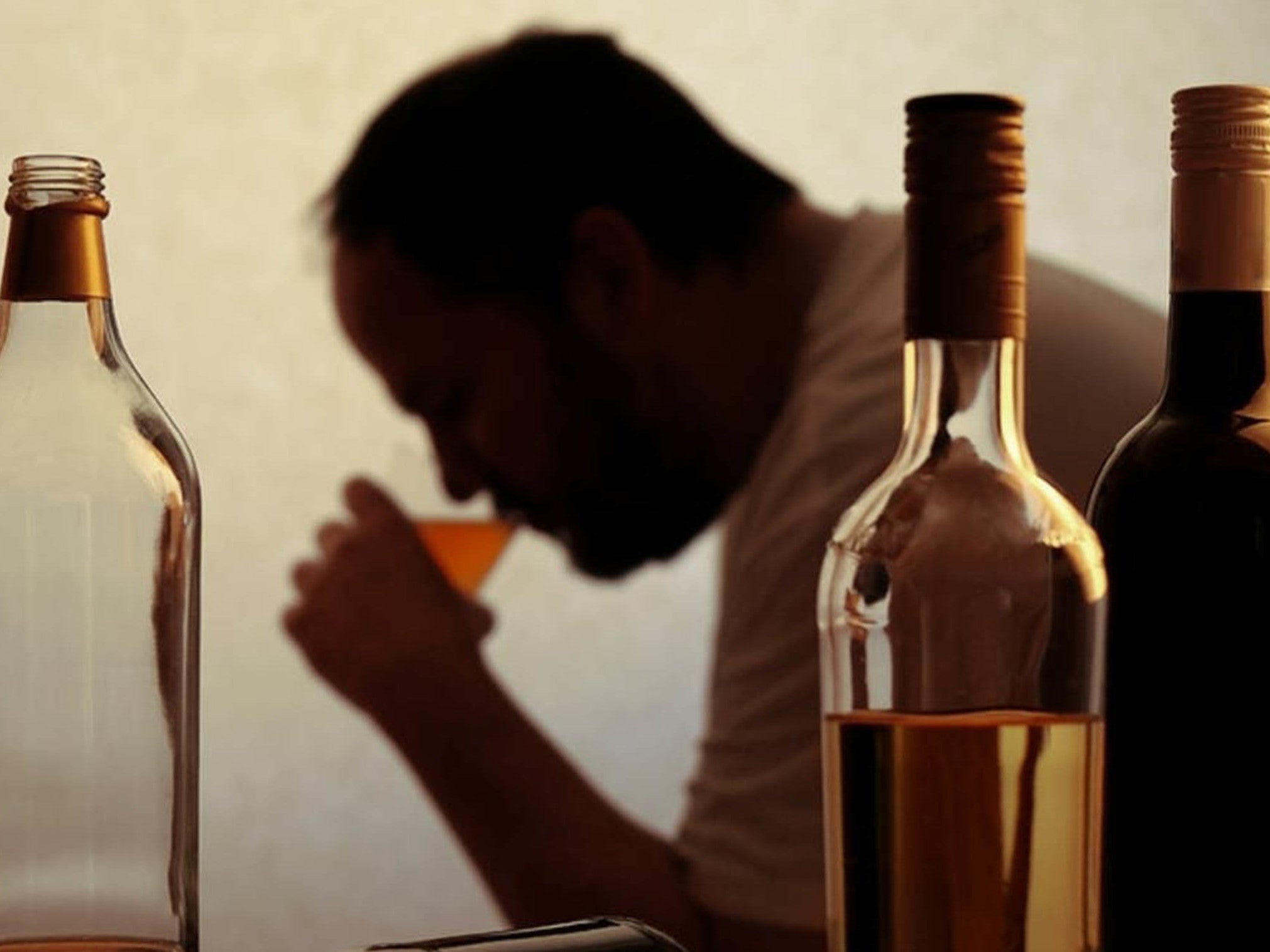 <p>El consumo prolongado de alcohol hace que el cuerpo se adapte e incluso altera la estructura del corazón. Dejarlo de forma repentina puede resultar mortal</p>