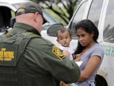 Padres y niños separados en frontera con México no han podido reunirse