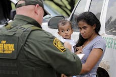 Padres y niños separados en frontera con México no han podido reunirse