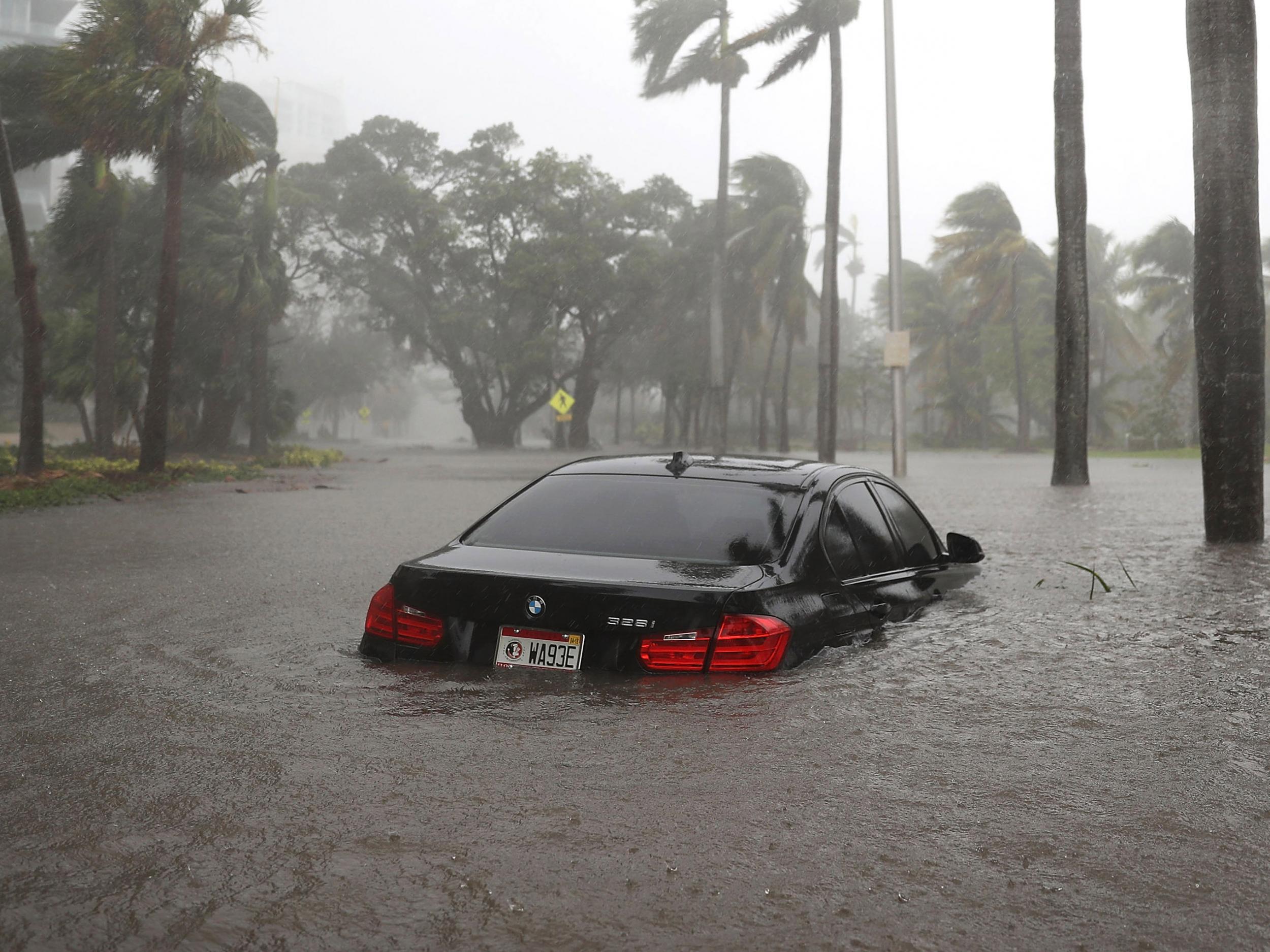 Ciudades costeras como Miami ya han sufrido graves inundaciones gracias a los últimos huracanes, y los investigadores advierten que las inundaciones podrían poner en peligro la infraestructura de Internet de la región