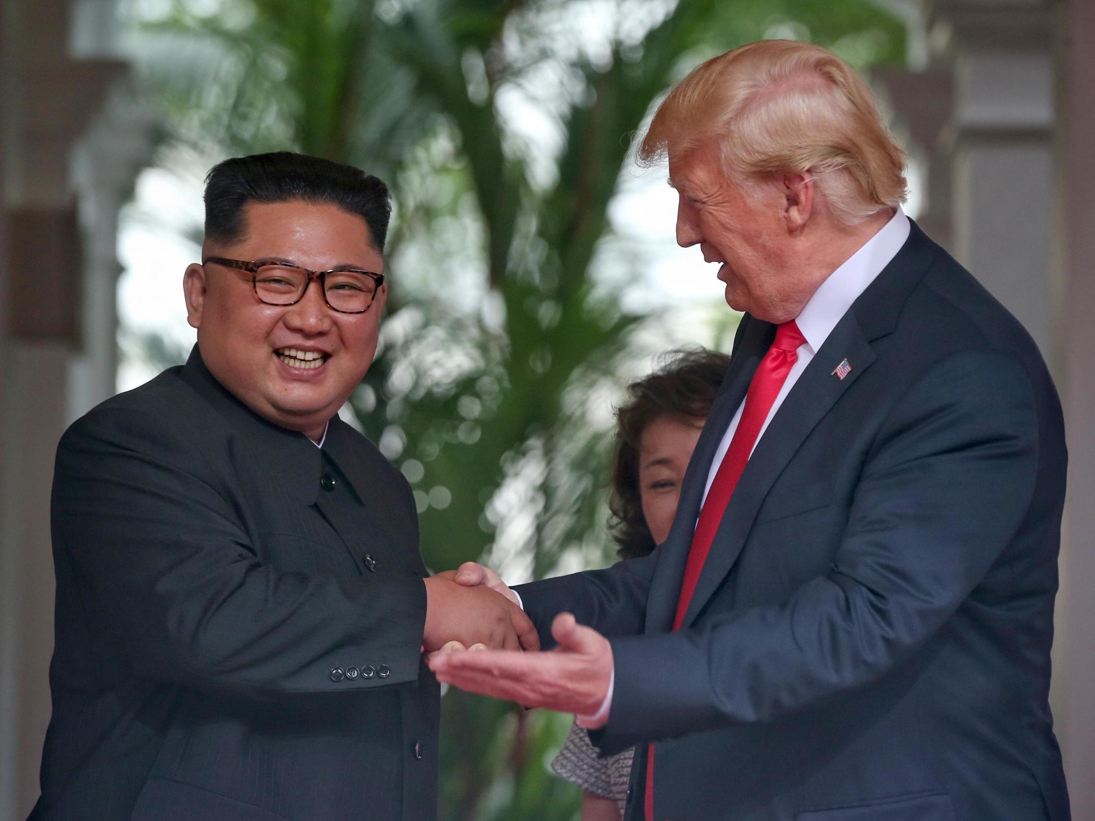 El líder norcoreano, Kim Jong-un, le da la mano al presidente de Estados Unidos, Donald Trump, durante su histórica encuentro entre Estados Unidos y la RPDC