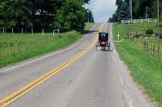 Dos padres muertos y ocho niños heridos en accidente de buggy Amish