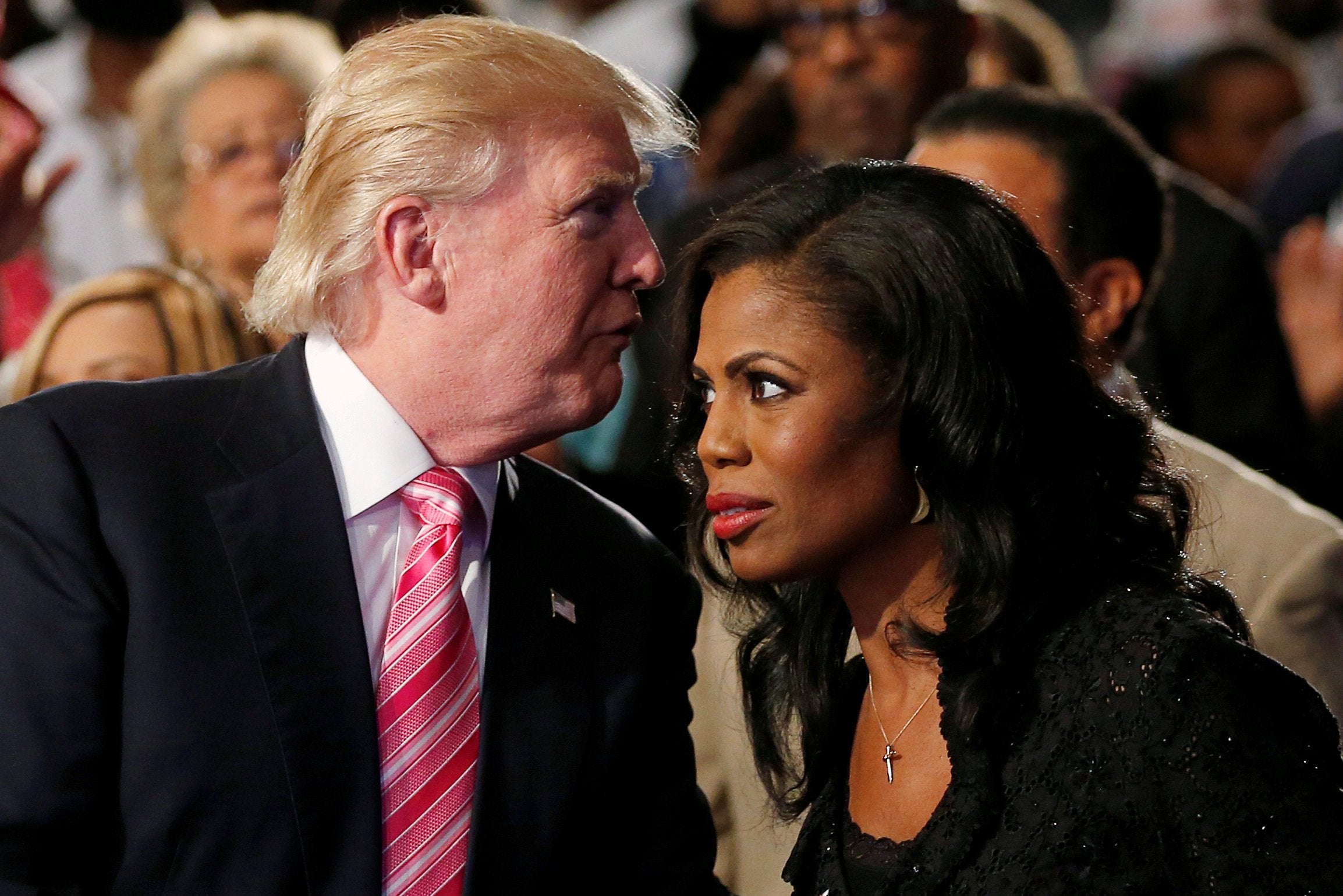 Omarosa asegura que Trump le contó información clasificada y estaba fascinado por el atuendo del KKK