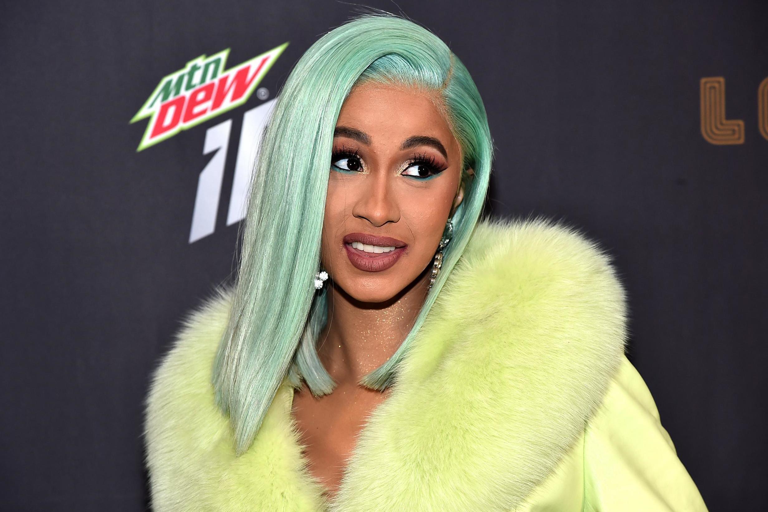 Cardi B dice que las raperas son sometidas a una ‘terrible presión'