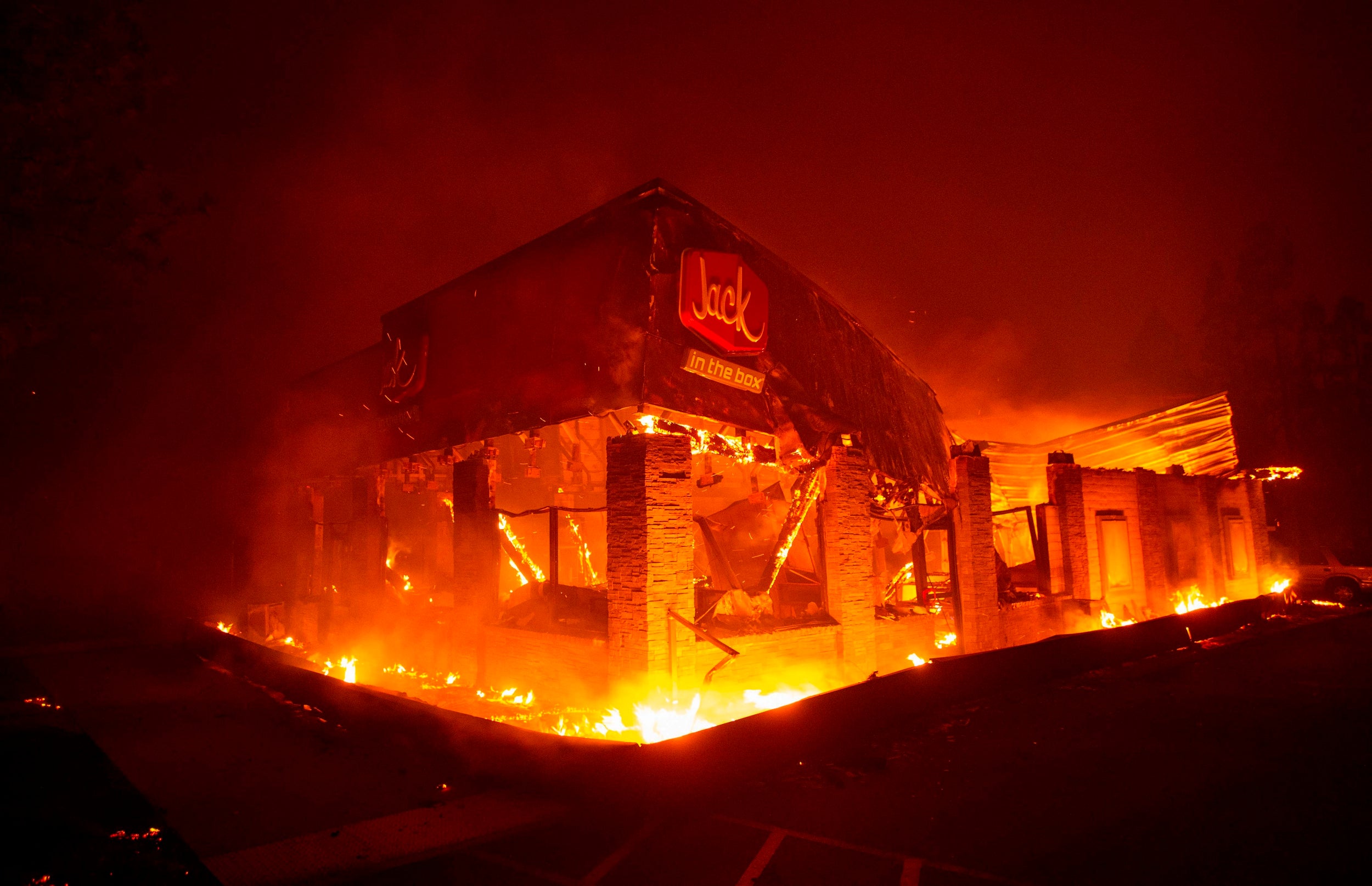 El incendio en Paradise, California es uno de los tres que asolan el estado