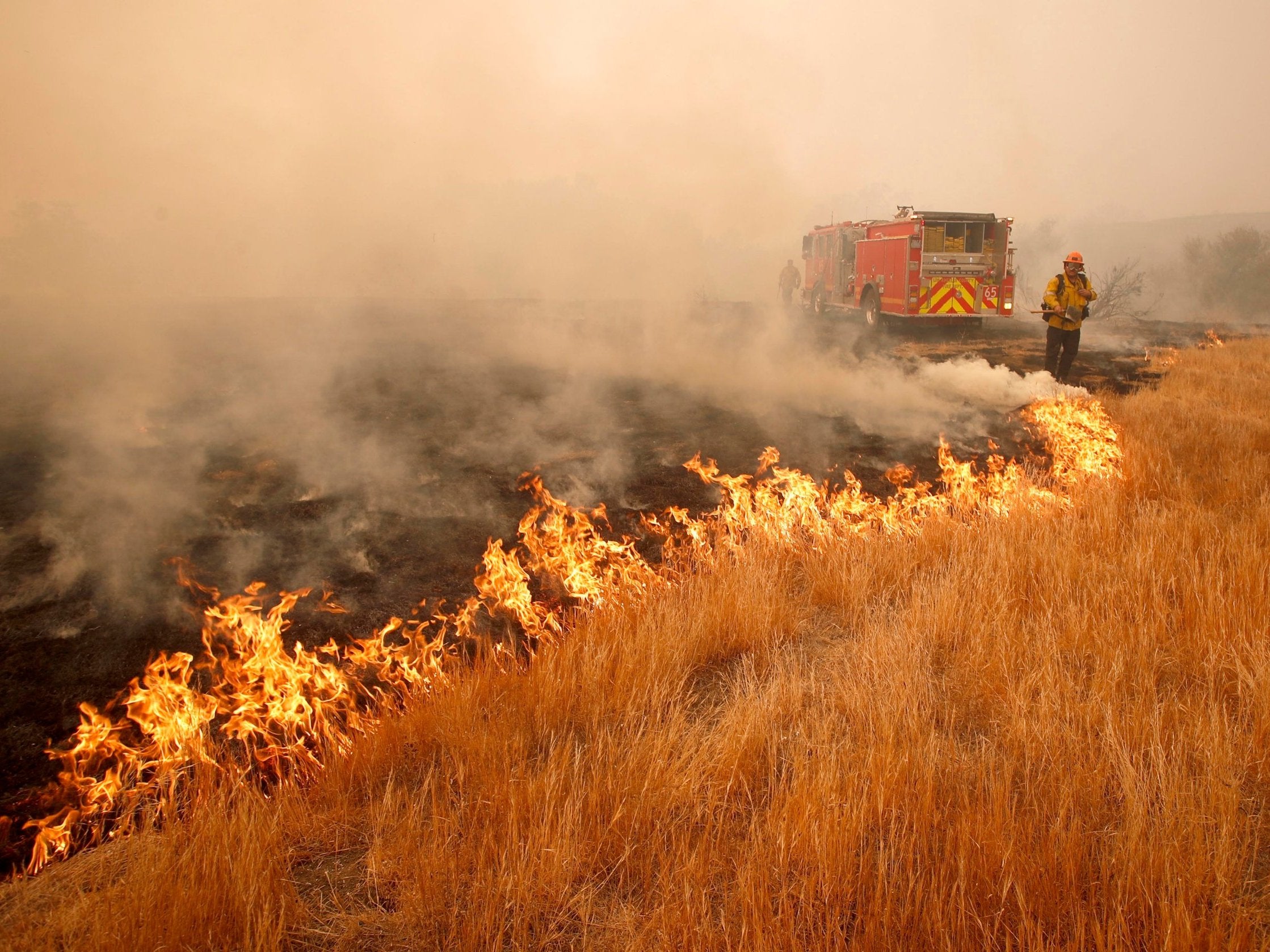 Un bombero lucha contra una zona de fuego causada por el incendio Woosley en Malibú, California, el 10 de noviembre de 2018