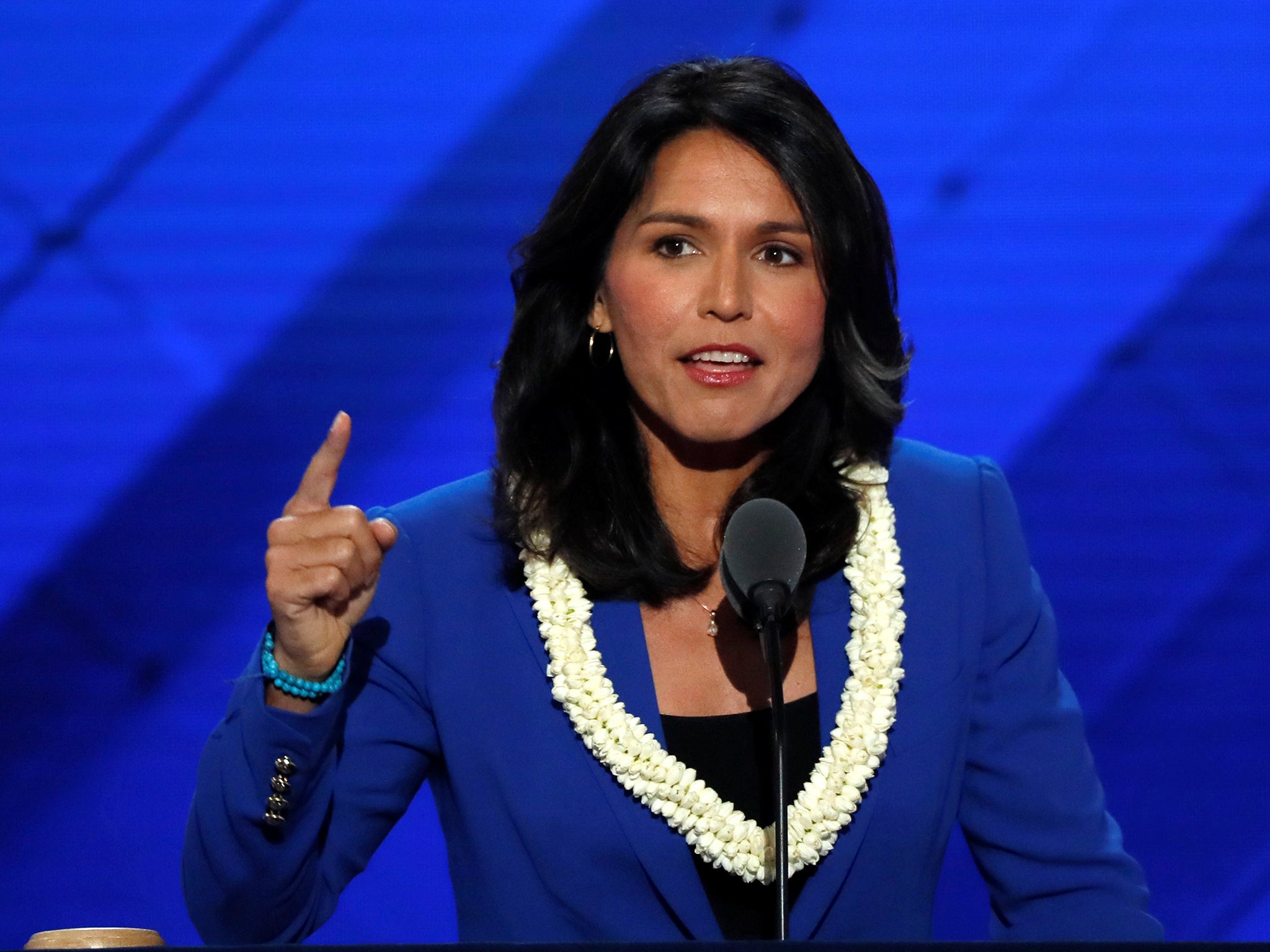 Mitt Romney acusa a Tulsi Gabbard de 'mentiras traicioneras' que 'pueden costar vidas' sobre la invasión rusa a Ucrania