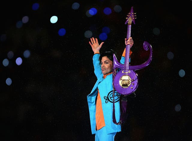 <p>Prince actúa durante el "Pepsi Halftime Show" en el Super Bowl XLI entre los Indianapolis Colts y los Chicago Bears el 4 de febrero de 2007 en el Dolphin Stadium en Miami Gardens, Florida. </p>