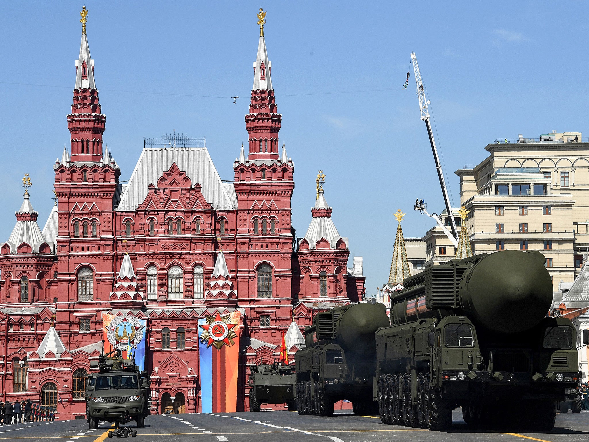 Los sistemas rusos de misiles balísticos intercontinentales Yars RS-24 desfilan por la Plaza Roja durante el desfile militar del Día de la Victoria en Moscú en mayo del año pasado