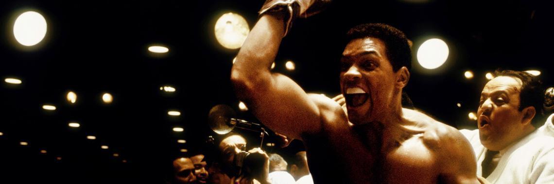 "Ali" se estrenó en Navidad del 2001 en EE.UU., con una ganancia total de US$87,7 millones en todo el mundo, y aún así se estima que perdió un estimado de US$63.1 millones.